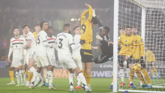 Matheus Cunha scores from corner against Manchester United