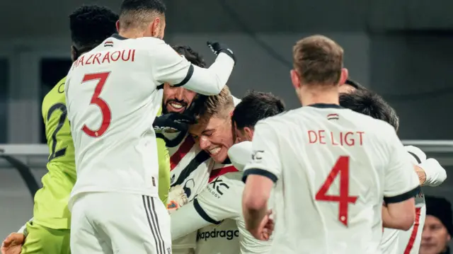 Manchester United players celebrate Rasmus Hojlund goal