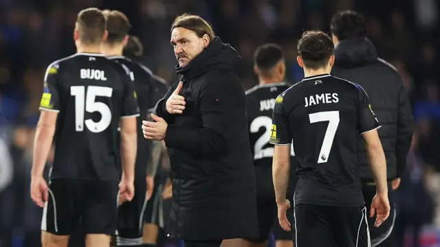 Daniel Farke on the pitch with his players after a Leeds game