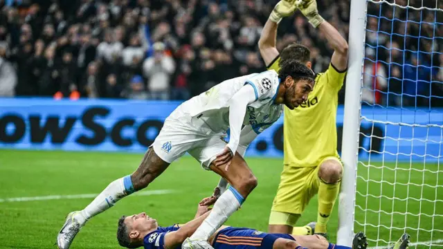 Aubameyang running past Schar and Pope next to the goal