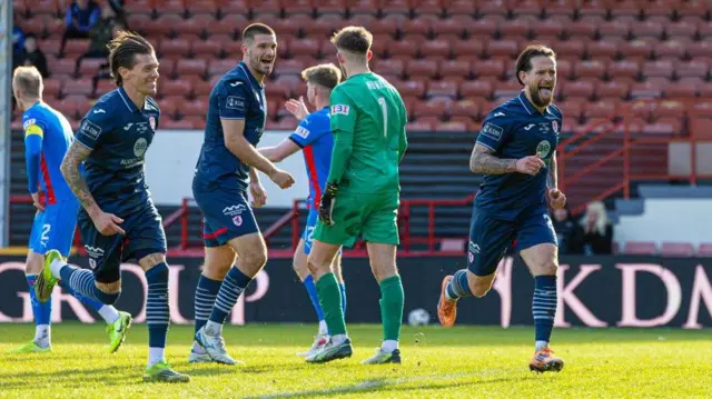 Dylan Easton a' dèanamh gàirdeachais às dèidh dha tadhal a chur 'son Raith Didòmhnaich an aghaidh ICT