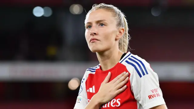 Leah Williamson playing for Arsenal