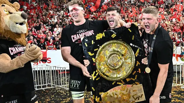 Kinghorn (centre) celebrates with Toulouse team-mates Thibaud Flament (left) and Jack Willis (right)