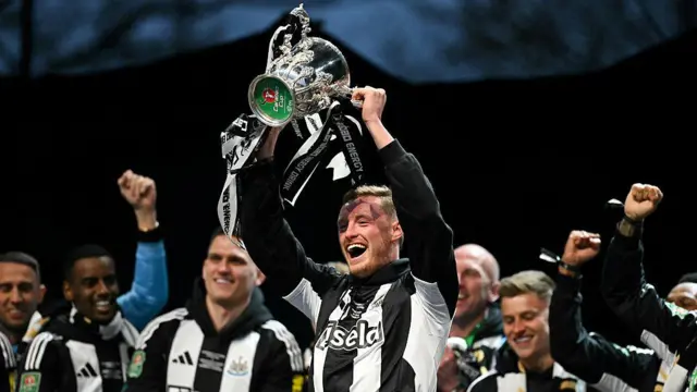 Sean Longstaff celebrates with the Carabao Cup