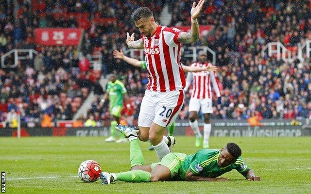 Geoff Cameron fouls Jermain Defoe for Sunderland's penalty