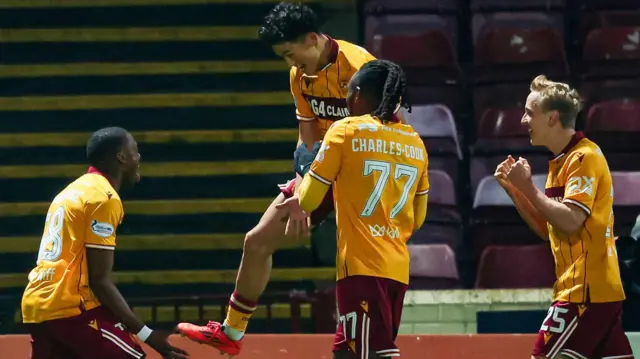 Motherwell's Tawanda Maswanhise (L) celebrates scoring a penalty to make it 1-0