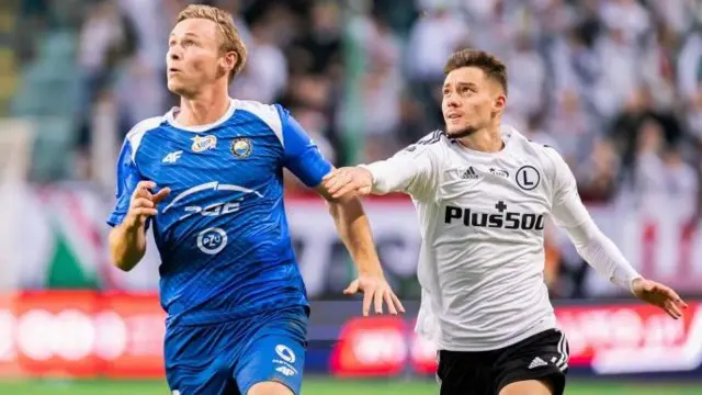 Bert Esselink in action for Stal Mielec with Ernest Muci of Legia Warsaw