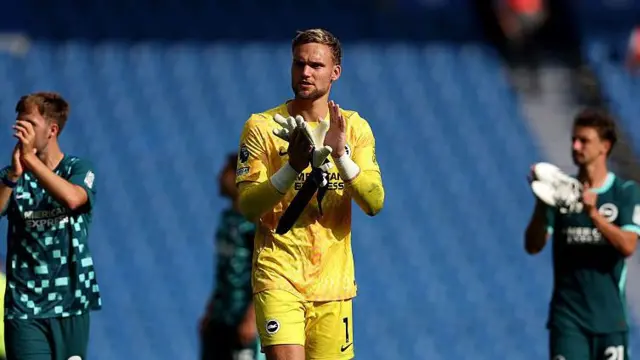 Bart Verbruggen and teammates applauding