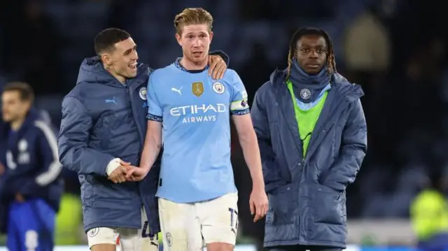 Phil Foden (centre left) and his Manchester City teammate Kevin De Bruyne (C).