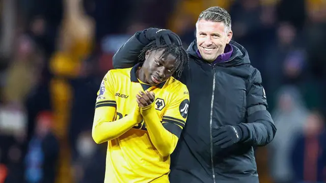 Mateus Mane of Wolverhampton Wanderers is congratulated by Rob Edwards, manager of Wolverhampton Wanderers, at full-time during the Premier League match between Wolverhampton Wanderers and West Ham United 