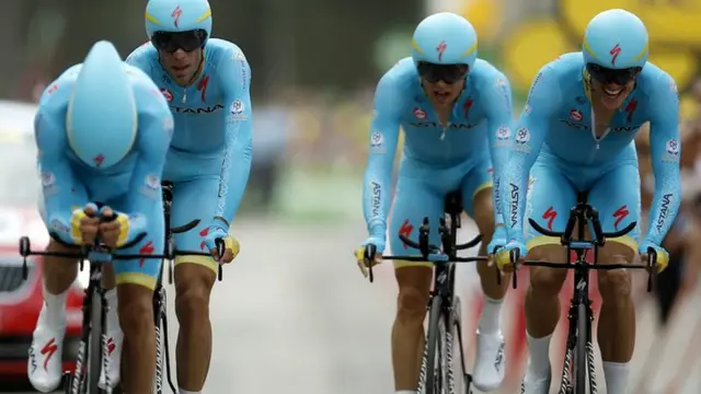 Vincenzo Nibali makes it over the line with his teammates