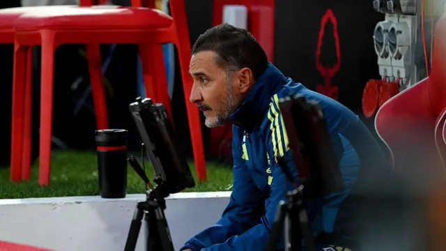 Vitor Pereira sits in his dugout