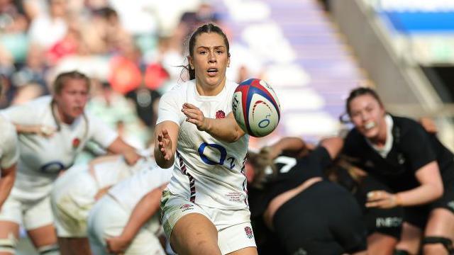 Holly Aitchison passing the ball