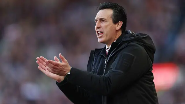 Unai Emery applauds and shouts from the touchline
