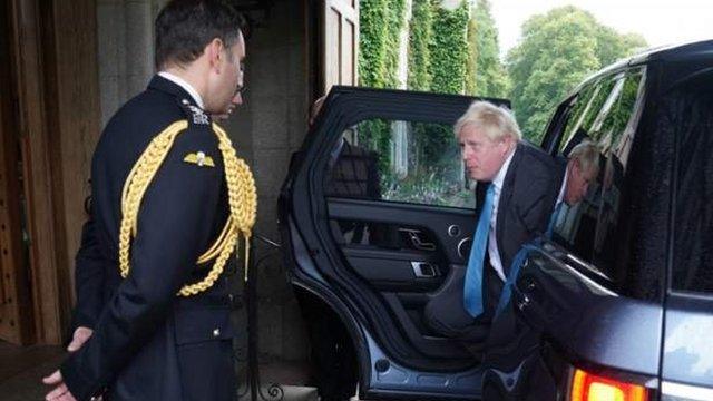 Boris Johnson yn cyrraedd Balmoral