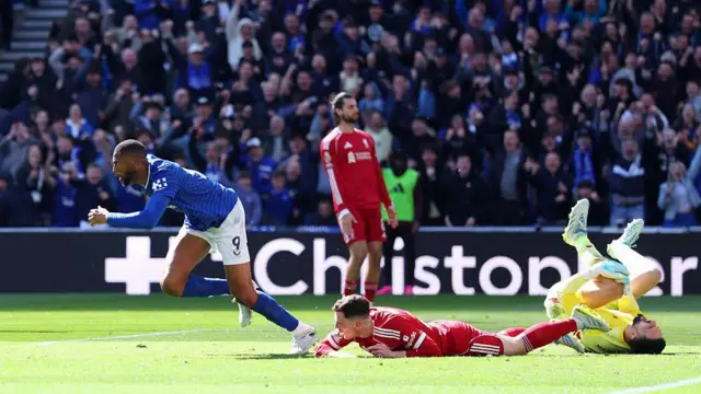 Beto of Everton scores his team's first goal