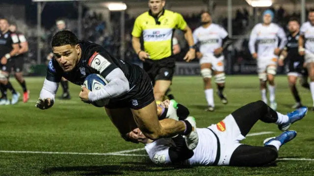 Sione Tuipulotu scored Glasgow's fourth try