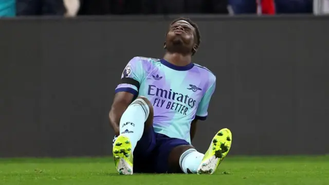 Bukayo Saka goes down injured