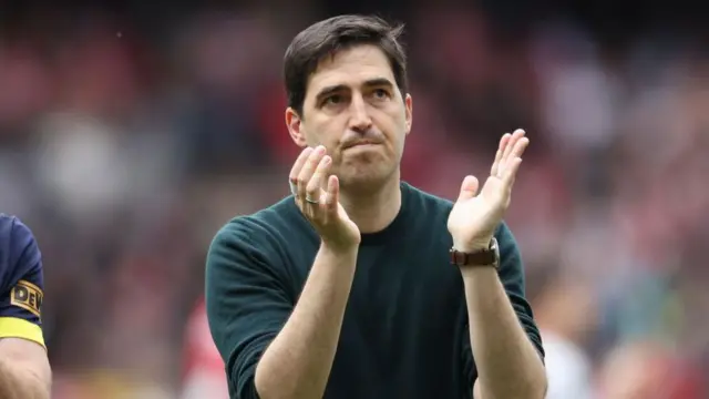 Andoni Iraola applauds fans