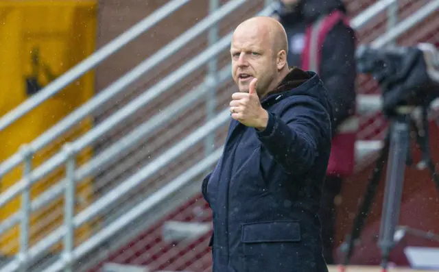 Steven Naismith gives a thumbs up