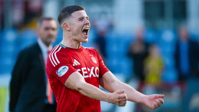 DINGWALL, SCOTLAND - AUGUST 31: Aberdeen's Kevin Nisbet celebrates at full time during a William Hill Premiership match between Ross County and Aberdeen at the Global Energy Stadium, on August 31, 2024, in Dingwall, Scotland.