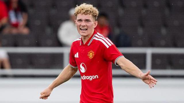 Manchester Utd midfielder Devaney joins Hibs on loan