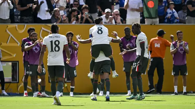 Chelsea players celebrate a Joao Pedro goal against Fluminense