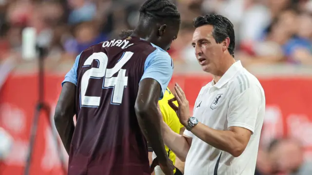 Unai Emery speaks to Amadou Onana