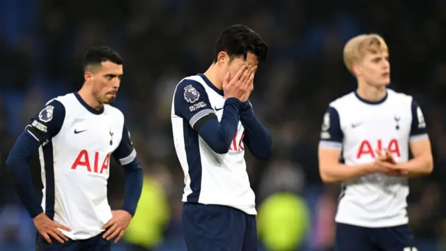 Pedro Porro, Heung Min Son and Lucas Bergvall look dejected