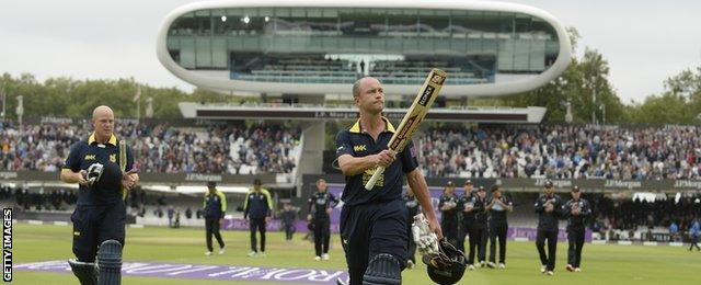 Jonathan Trott (centre)