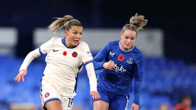 Johanna Rytting Kaneryd of Chelsea runs with the ball whilst under pressure from Heather Payne of Everto