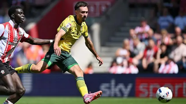 Ryan Hardie misses a key chance at Southampton 