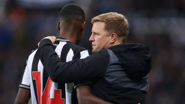 Eddie Howe puts his arm around Alexander Isak