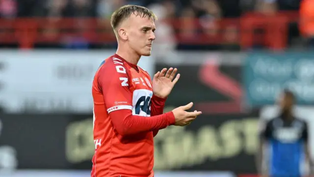 Isaak Davies applauds fans at Kortrijk