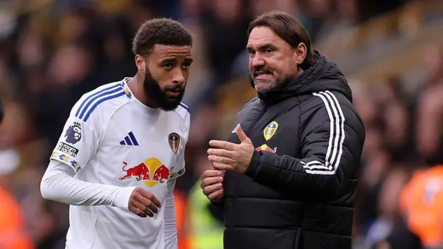 Daniel Farke gives instructions to Jayden Bogle during match