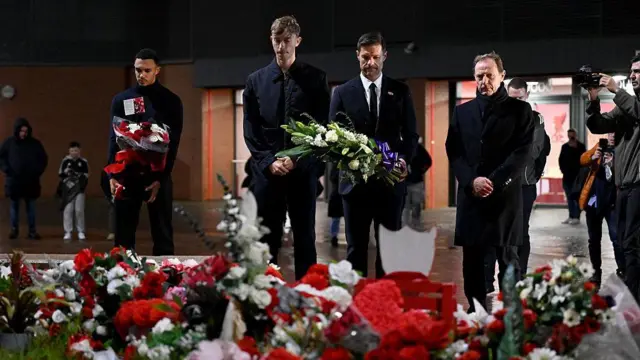 Xabi Alonso head coach of Real Madrid, Dean Huijsen of Real Madrid and former Liverpool player Trent Alexander-Arnold of Real Madrid laying a wreath in memory of Liverpool player Diogo Jota at Anfield on November 03, 2025 in Liverpool, England. 
