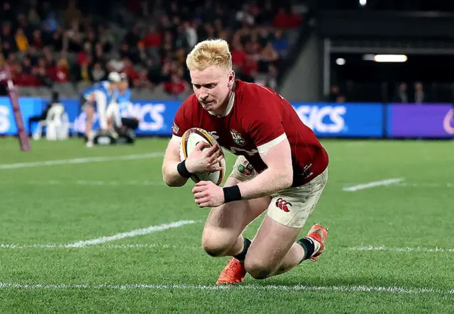 Jamie Osbourne gets his second try of the game on his debut. 