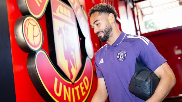 Matheus Cunha walking into Old Trafford