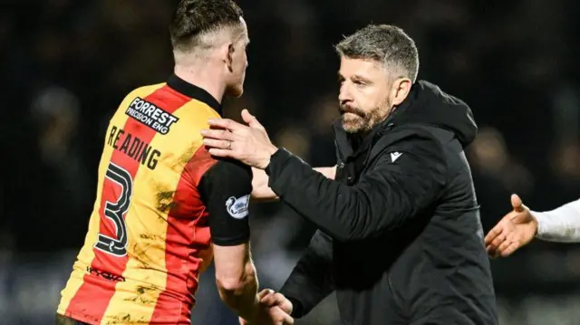 St Mirren manager Stephen Robinson (right) shakes hands
