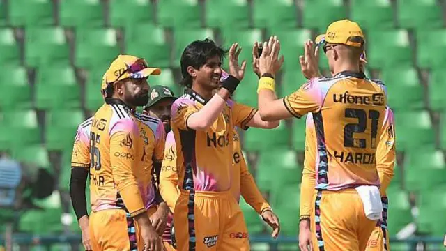 Ali Raza celebrating a wicket with Peshawar Zalmi 