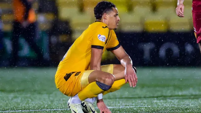 Tete Yengi looks dejected at full-time after 3-1 defeat to Motherwell