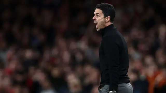 Mikel Arteta shouts from the sideline