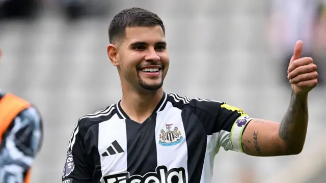 Bruno Guimaraes of Newcastle United gives a thumbs up