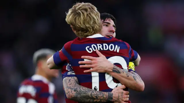 Anthony Gordon and Sandro Tonali embracing