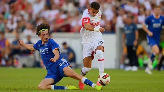 Badredine Bouanani of VfB Stuttgart is tackled by Merlin Röhl of Everto