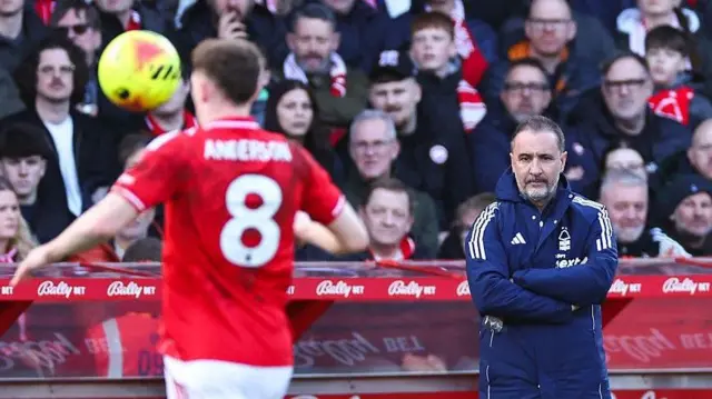 Vitor Pereira watches Elliot Anderson during a game