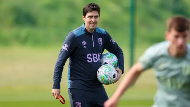 Andoni Iraola during a Bournemouth training session