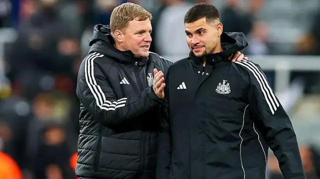Former head coach Eddie Howe of Newcastle United and Bruno Guimaraes of Newcastle United talk together