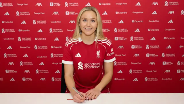 Anna Josendal signs her Liverpool contract