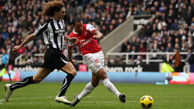 Theo Walcott scores for Arsenal